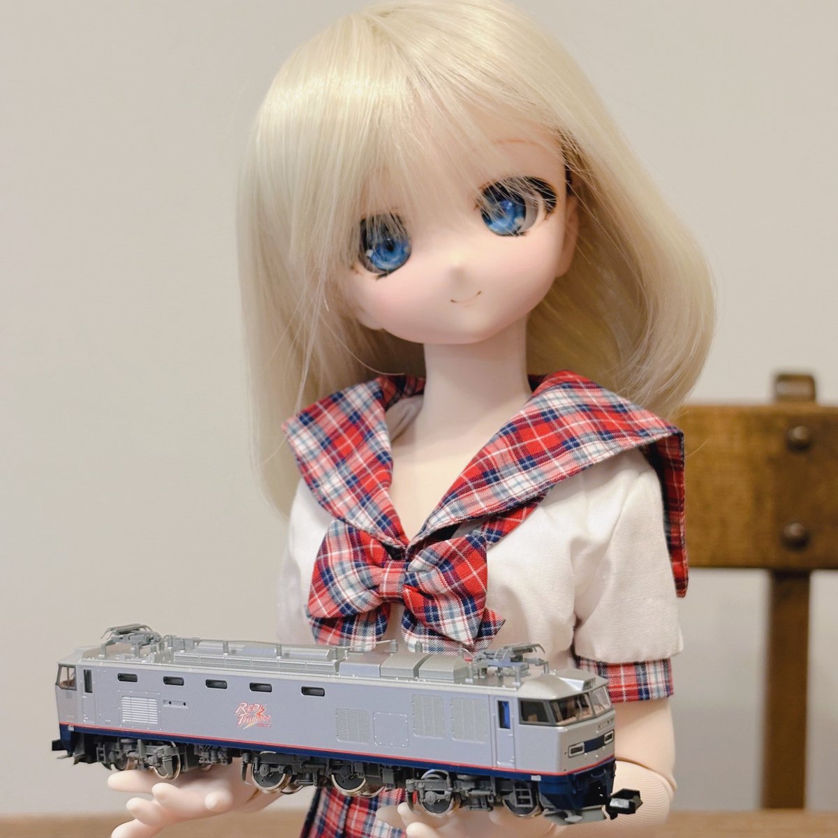 lexelias's tweet photo. コレは EF510 300 です、関門海峡の塩で錆びないよう、EF10、EF30、EF81と代々銀色の機関車が牽いており今のがコレ('▽'*)♪ たぶんウソです

#あすか #dollfie #MDDはいいぞ #うちのこかわいい
#ngauge #modelrailways #spurN #nscale #trainmodel #modelrailway #modeleisenbahn #Nゲージ #鉄道模型 https://t.co/BsSJX5J4cF