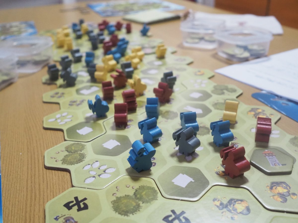 matz_jon's tweet photo. ボードゲーム、ヘックス地図にコマたくさん置いてくやつ怖いぜっ!だって陣取りしてゴリゴリ殴り合うのイメージしちゃうからっ。でもこの「ルーート/Looot」は陣取りに見えて、実際はワカプレ&パズルで優しさ満点っ。これならだいじょぶ、いやむしろかなり好きっ!そう君が好きだっっ!
#Looot https://t.co/yOddw2DfpX
