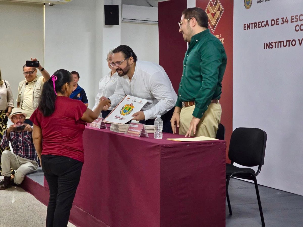 Acompañé al Gerente Gral. de <a href="/InviviendaMX/">Invivienda</a> a entregar 34 escrituras para ciudadanos de Coatzacoalcos, esta acción es parte del modelo de bienestar que buscamos para la ciudad.
Tendremos el objetivo de entregar 200 escrituras anuales, números nunca logrados en Coatza.