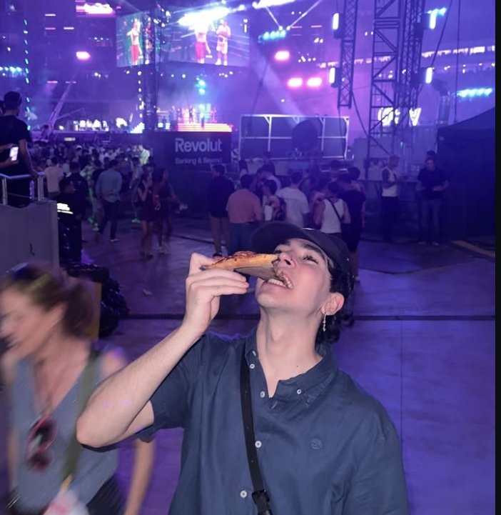 outsprnn's tweet image. spreen se la paso comiendo toda la velada JAJSAKJ