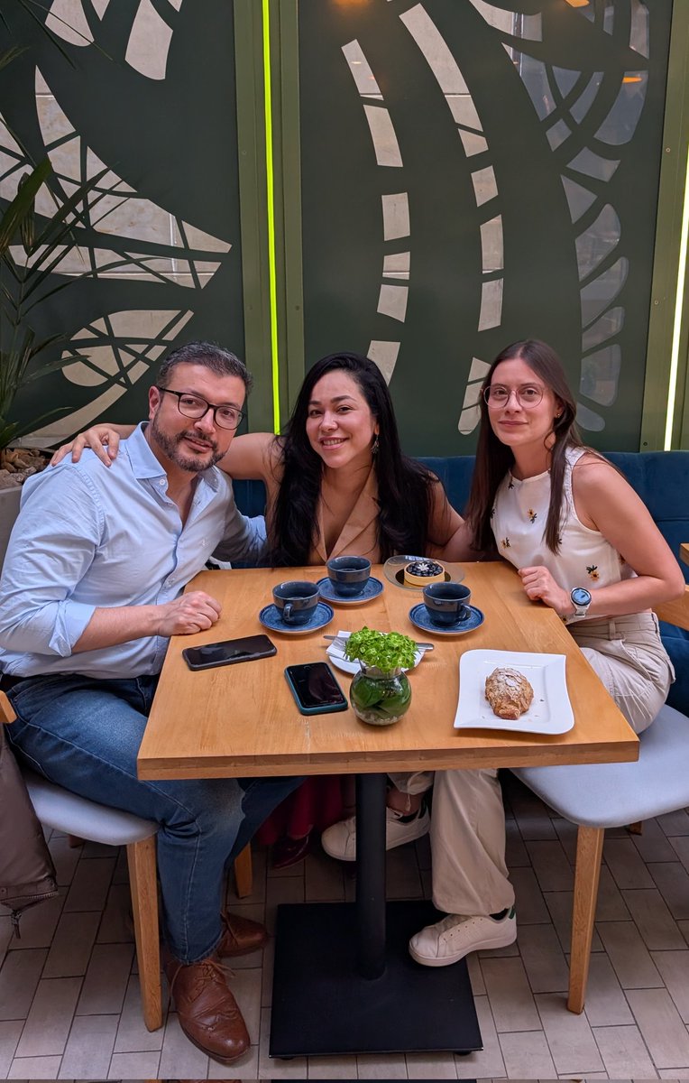annieuse's tweet image. ¡Mi combo! Faltó Cris.
Lo que yo les quiero @solsilvanazb @CamiloPrietoVal