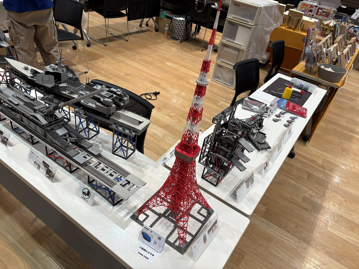 ModelTube's tweet image. 本日7/27(日)10:30〜17:00まで開催される
#ペーパーワンダーランド2025 in浅草橋
に出展しています。
場所:浅草橋ヒューリックホール
東京タワー含め7点展示しています。
また、大砲(三連装砲)を1個300円で販売します。(在庫37個)
よろしくお願いします。