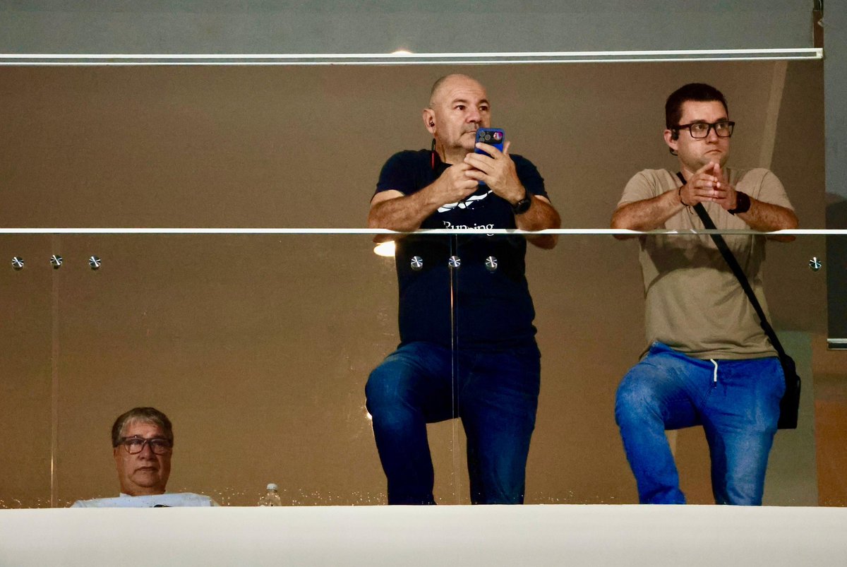 #Fútbol | Los integrantes del cuerpo técnico de la Selección Mayor de Fútbol, encabezado por Hernán ”Bolillo” Gómez, se encuentran en el palco presidencial del Estadio Nacional Jorge “El Mágico” González.

#ConstruyendoElCamino