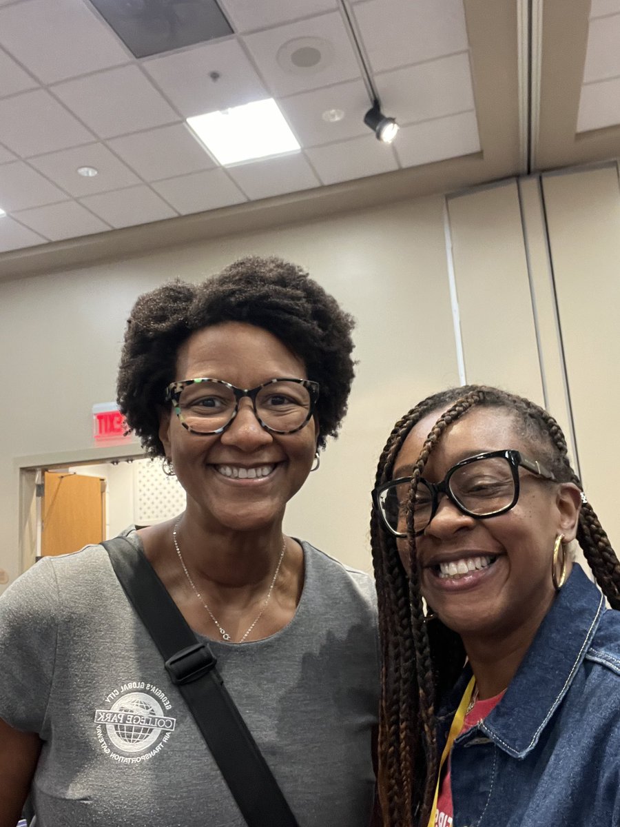ShateemaTimes3's tweet photo. FIRST DAY FULTON!🚨When the Mayor invites you to lunch you have to accept. Thank you so much Mayor Broom! The food was delicious. #cityofcollegepark #mayorbiancabroom #firstdayfulton @FultonCoSchools https://t.co/9WA2Wmia6T