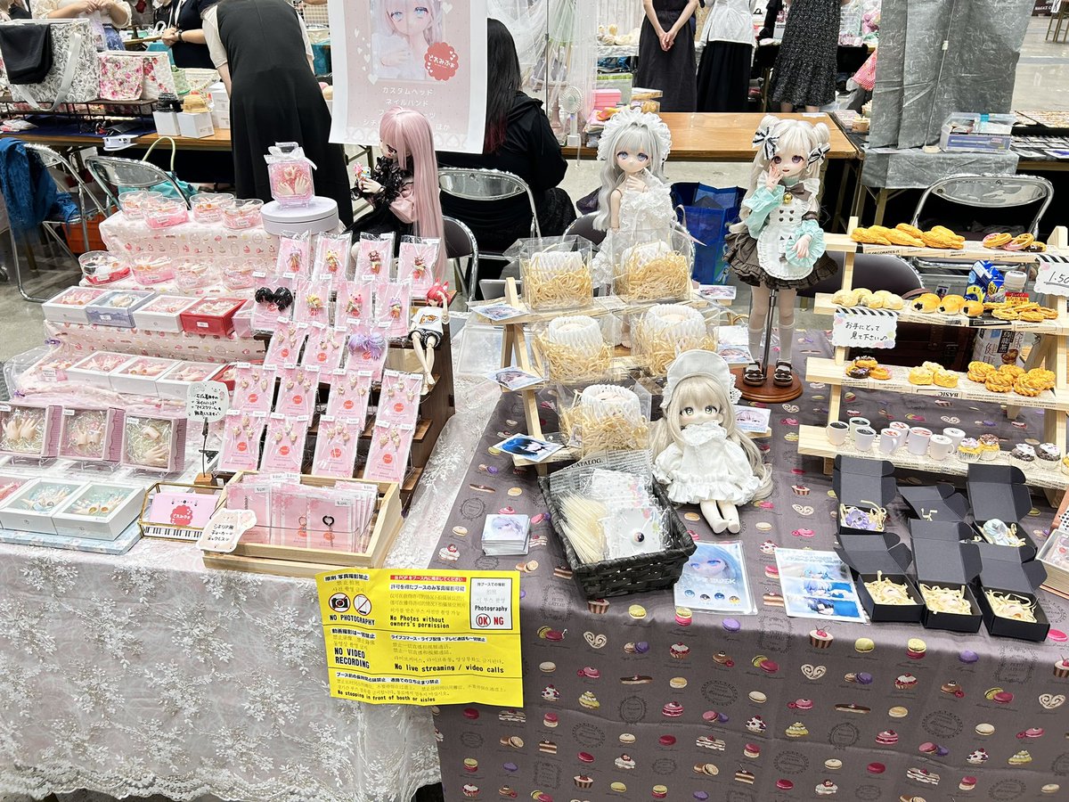 Usio_argile's tweet image. 設営完了しました!
M39.40 どれみふぁぽこ
本日はよろしくお願いします!
とても素敵なネイルハンド、ヘッドと一緒にフェイクスイーツ出させてもらってます〜!
ぜひお手に取って見てください
( っ ᵒ̴̶̷᷄꒳ᵒ̴̶̷᷅ )╮=͟͟͞͞💕
#アイドール東京74
#アイドール東京
#ドールオーナーさんと繋がりたい