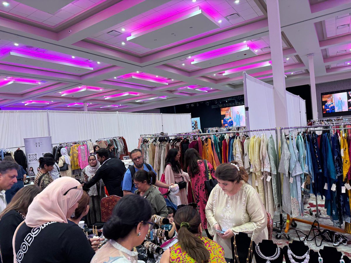 CG Tariq Karim attended a multi-designer exhibition showcasing the work of leading 🇵🇰 fashion designers at the Matrix Club in the Greater Chicago area.
The CG appreciated the organizers &amp; designers for their efforts in promoting 🇵🇰 fashion &amp; culture internationally.