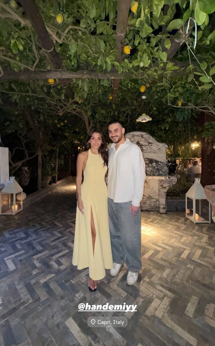 handeefanatik's tweet image. Nuevas fotos de #HandeErรงel con fans en Capri, Italia ๐ฎ๐น