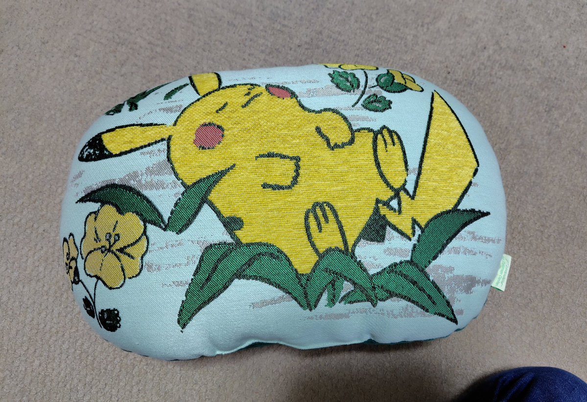 cona_5757's tweet image. 景品でもらったクッション
デザイン良すぎるわ
