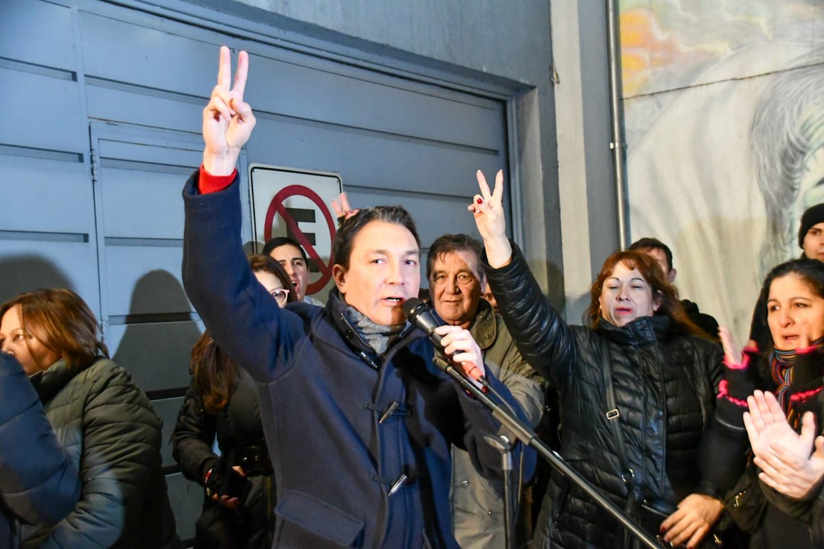 La militancia peronista varelense marchó con antorchas por la avenida San Martín, iluminando la memoria de una mujer que encendió para siempre el fuego de la justicia social en el corazón del pueblo.

En homenaje a la compañera #Evita, nos congregamos en una emotiva ceremonia que