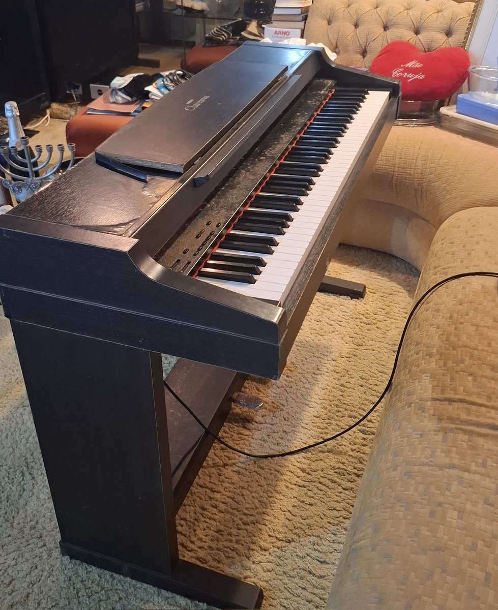 sugalytez's tweet photo. Tinha um piano onde eu morava quando era pequeno. Nunca soube tocar, mas ficava horas obcecado brincando com ele. Ele foi vendido e eu nunca mais o vi.

Anteontem eu sonhei que eu tava nesse apto, tocando ele. Hoje fui na casa da minha vó e lá estava, todo antigo e enferrujadinho https://t.co/bQuFlhYnbo