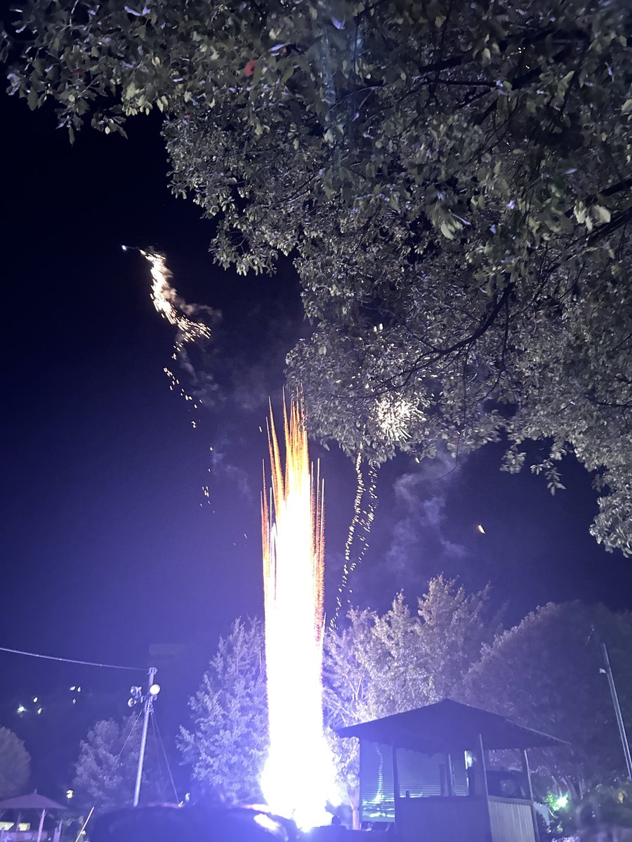 negitorock's tweet image. 花火柱が凄いタイミングで撮れて
なんか地上に堕ちたみたいになった