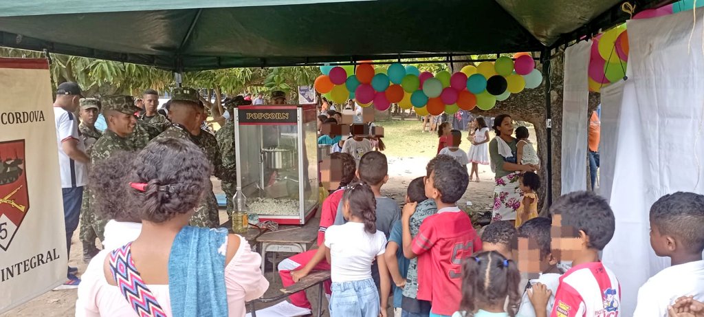 Ejercito_Div1's tweet image. 🟢 En el corregimiento de Santa Teresa, municipio de San Zenón, #Magdalena, soldados del Batallón de Infantería N.° 5 de la #SegundaBrigada, en coordinación con @PoliciaDEMAG y la Alcaldía Municipal, desarrollaron jornada de apoyo al desarrollo.
👥 Más de 1.200 personas fueron…