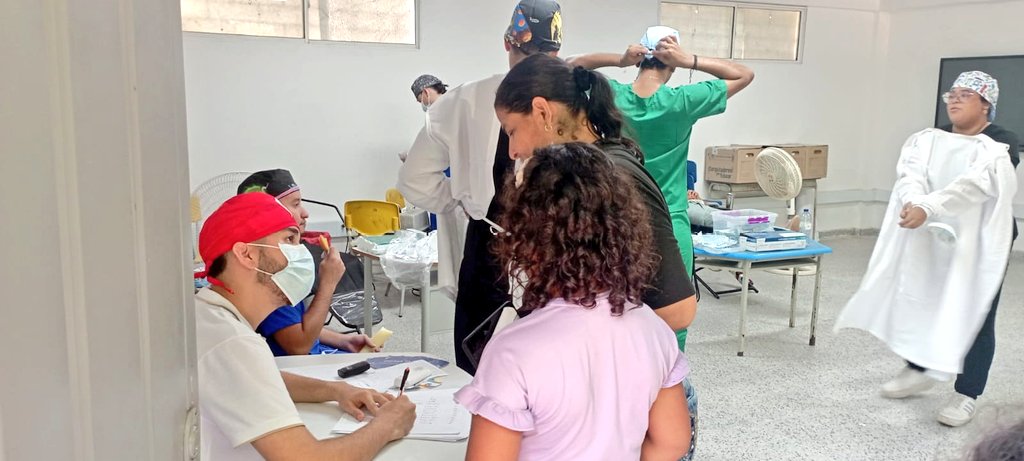Ejercito_Div1's tweet image. 🟢 En el corregimiento de Santa Teresa, municipio de San Zenón, #Magdalena, soldados del Batallón de Infantería N.° 5 de la #SegundaBrigada, en coordinación con @PoliciaDEMAG y la Alcaldía Municipal, desarrollaron jornada de apoyo al desarrollo.
👥 Más de 1.200 personas fueron…