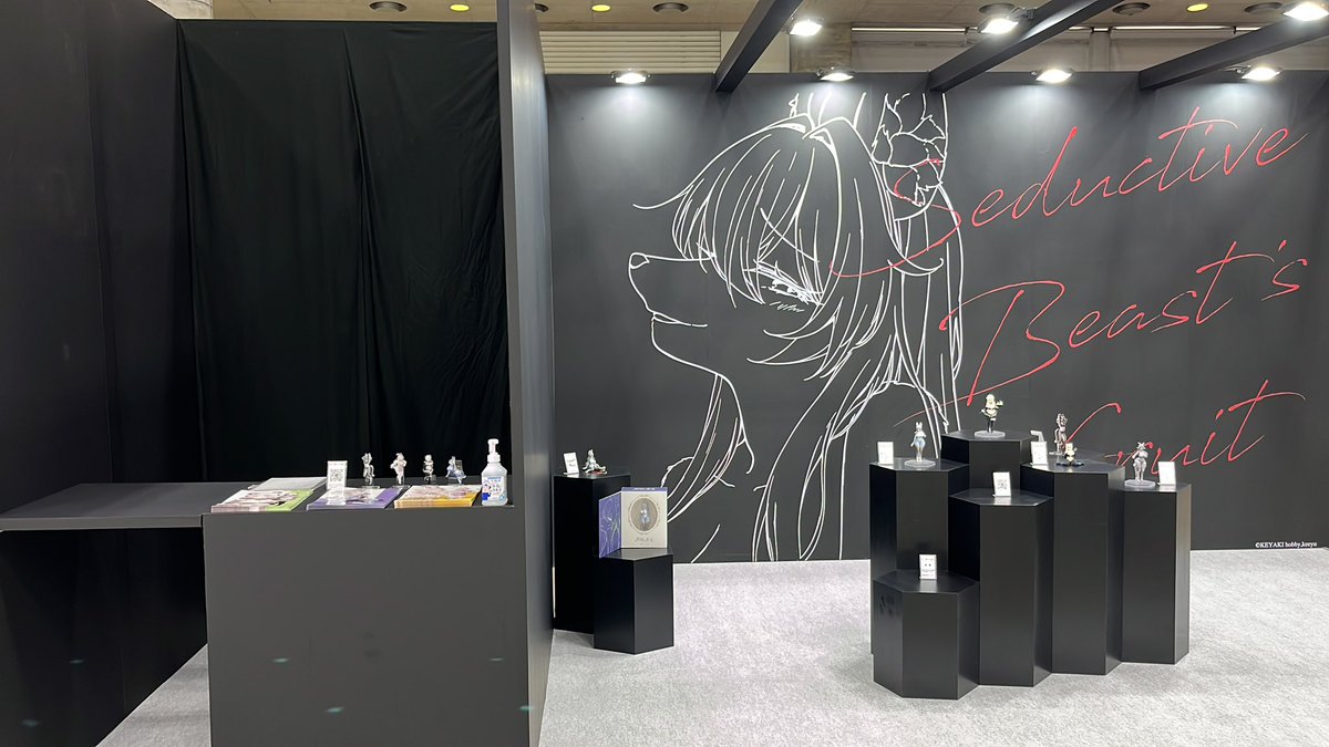 KEYAKIHobby's tweet image. 展示会場の左側のカウンターにて、「魅獣の果実」のキャラクターを使用した来場者特典を配布しております。