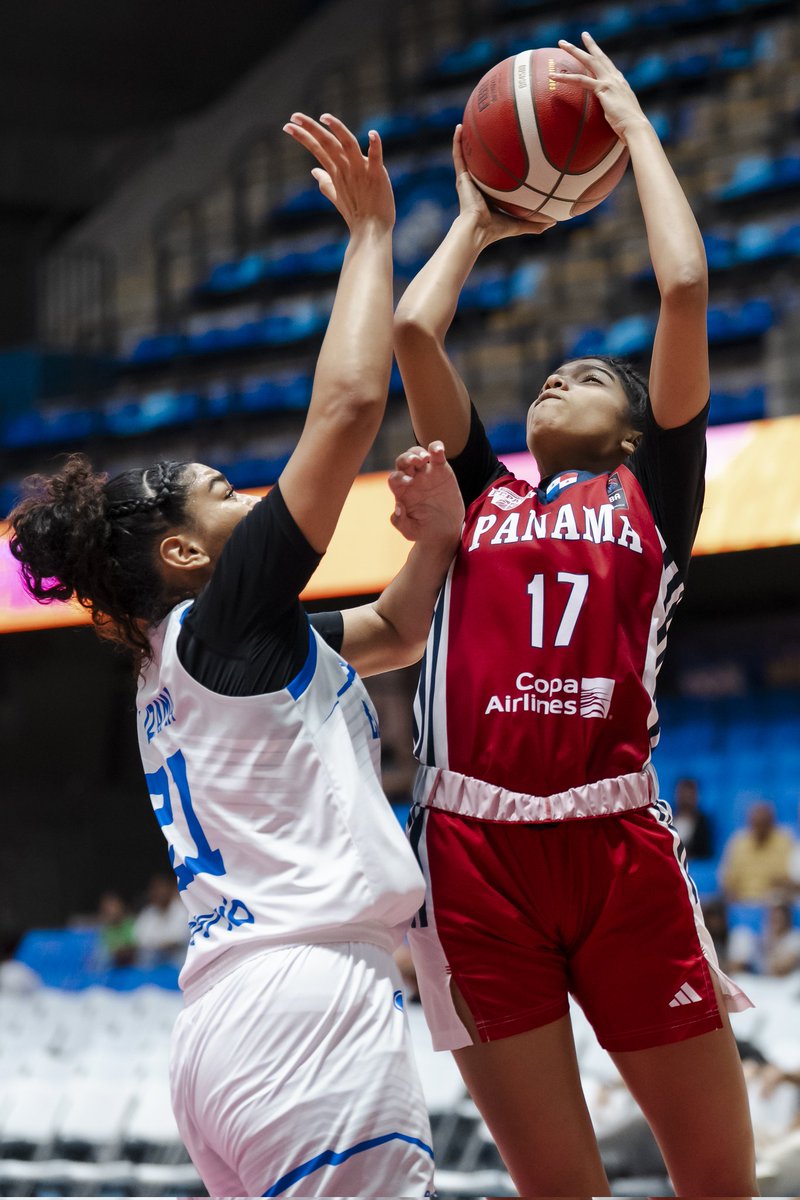 ¡LAS GUERRERAS AZULES A LA GRAN FINAL!
Con un juego intenso, ordenado y lleno de carácter, El Salvador venció con autoridad 66 a 42 a Panamá en las semifinales del FIBA Central American Women’s Championship 2025, disputado en Nicaragua.
¡El bicampeonato está a un paso!