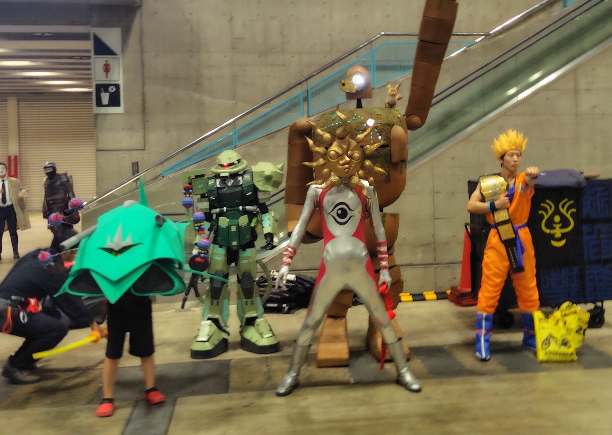 you2_m's tweet image. よくわからない集団に見守られながら入場。
#WF2025S