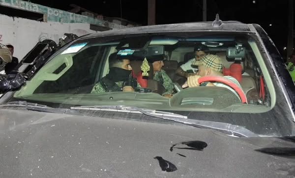 DigitaMorelos's tweet image. 📷 #Entérate | 📷 Presuntos elementos del Ejército agreden y despojan de 50 mil pesos a tres jóvenes en Nuevo Laredo
Tres jóvenes denunciaron haber sido agredidos y despojados de 50 mil pesos en efectivo por sujetos que se identificaron como elementos del Ejército Mexicano, en un
