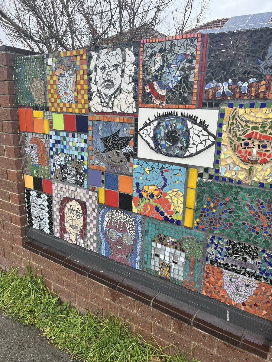 eliherf1's tweet image. This house brings a vibe to the area.
Art in the wild. 🧡