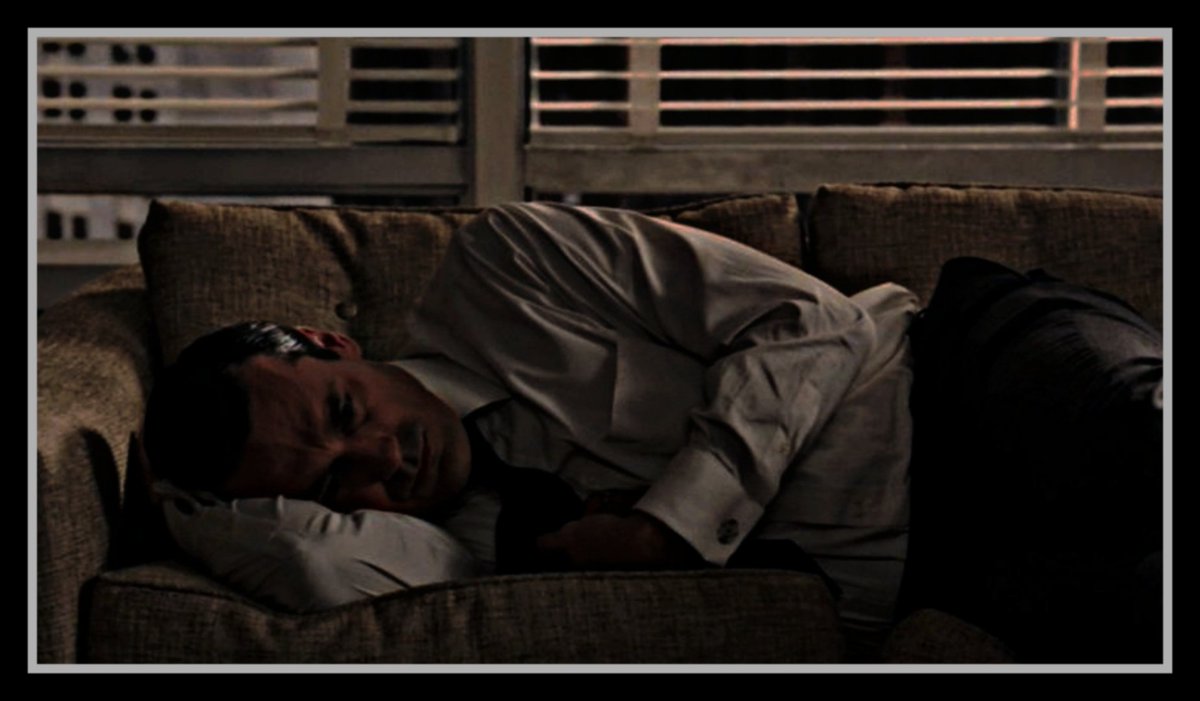 _TH3SILVERKISS's tweet image. ㅤㅤㅤ
—— ‹ No se siente muy bien esa noche, ha pasado el día pensando más de lo que debería y todo lo que había bloqueado de su mente, aparece sin permiso.
Opta por hacerse bola en un sofá (de olor extraño por el abandono) y allí permanece absorto en pensamiento. › ——
ㅤㅤ