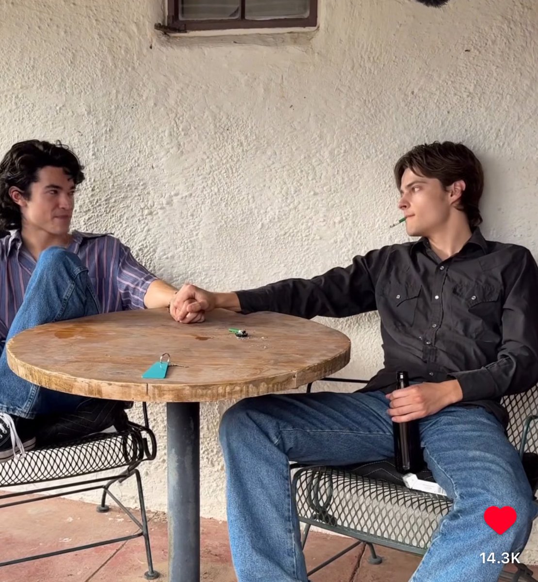 C0neb0ne's tweet image. Now Brando, you see when you reached for his hand and he gave it to you immediately?? TAKE FUCKING NOTES !!!!