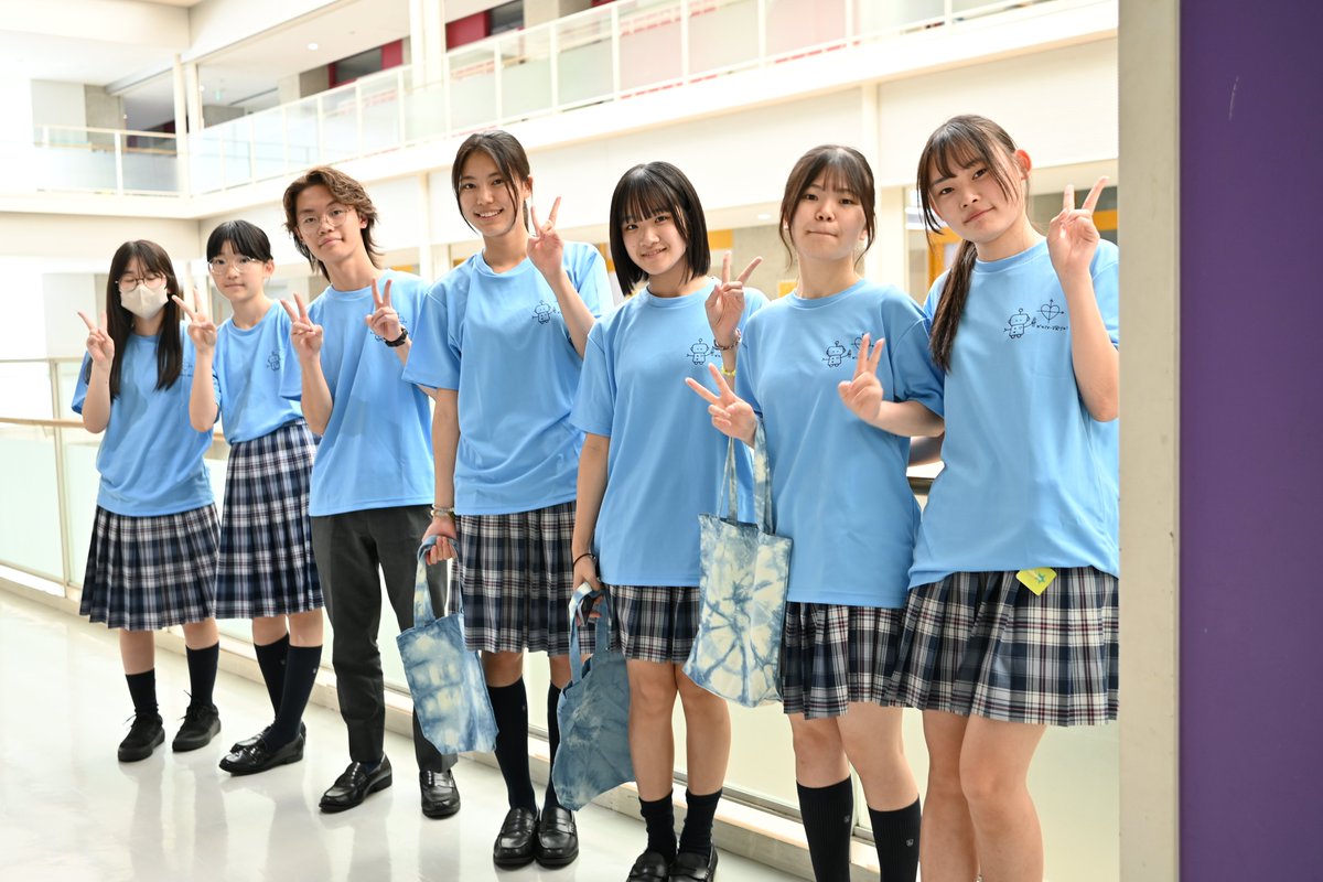 kogakuinJS's tweet image. 【本日開催!自由研究教室2025】
いよいよ当日を迎えました。
写真は「藍染バッグづくり」のワークショップを担当する中高生スタッフたち。
お揃いのTシャツで、ご予約の皆さまをお迎えいたします。
小学生の皆さまと分かち合う”ちょっと特別なワクワク”をスタッフ一同、楽しみにしています!