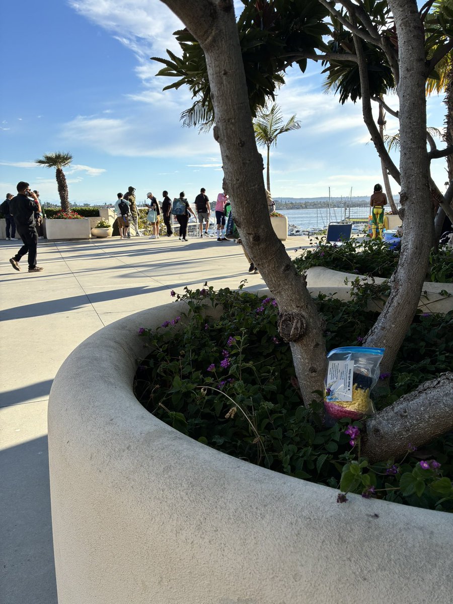 Calling all off duty teachers! Here’s a pencil themed dice bag for all your treasures while we are on summer break! May the dice roll in your favor when you find this bag!  #sdcc #critterdrop #crochetdrop #dnd #offdutyteacher #summerbreak