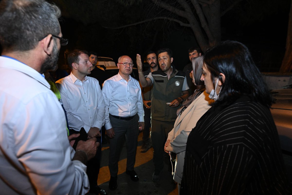 Yangının en çok etkisini gösterdiği ve tedbir amacıyla tahliye edilen Karahıdır ve İğdir köylerini ziyaret ederek çalışmaları yerinde inceledik.

Devletimizin tüm kurumlarıyla teyakkuzdayız; bir yanda alevlerle mücadele, diğer yanda hemşehrilerimizin güvenliği için yürütülen