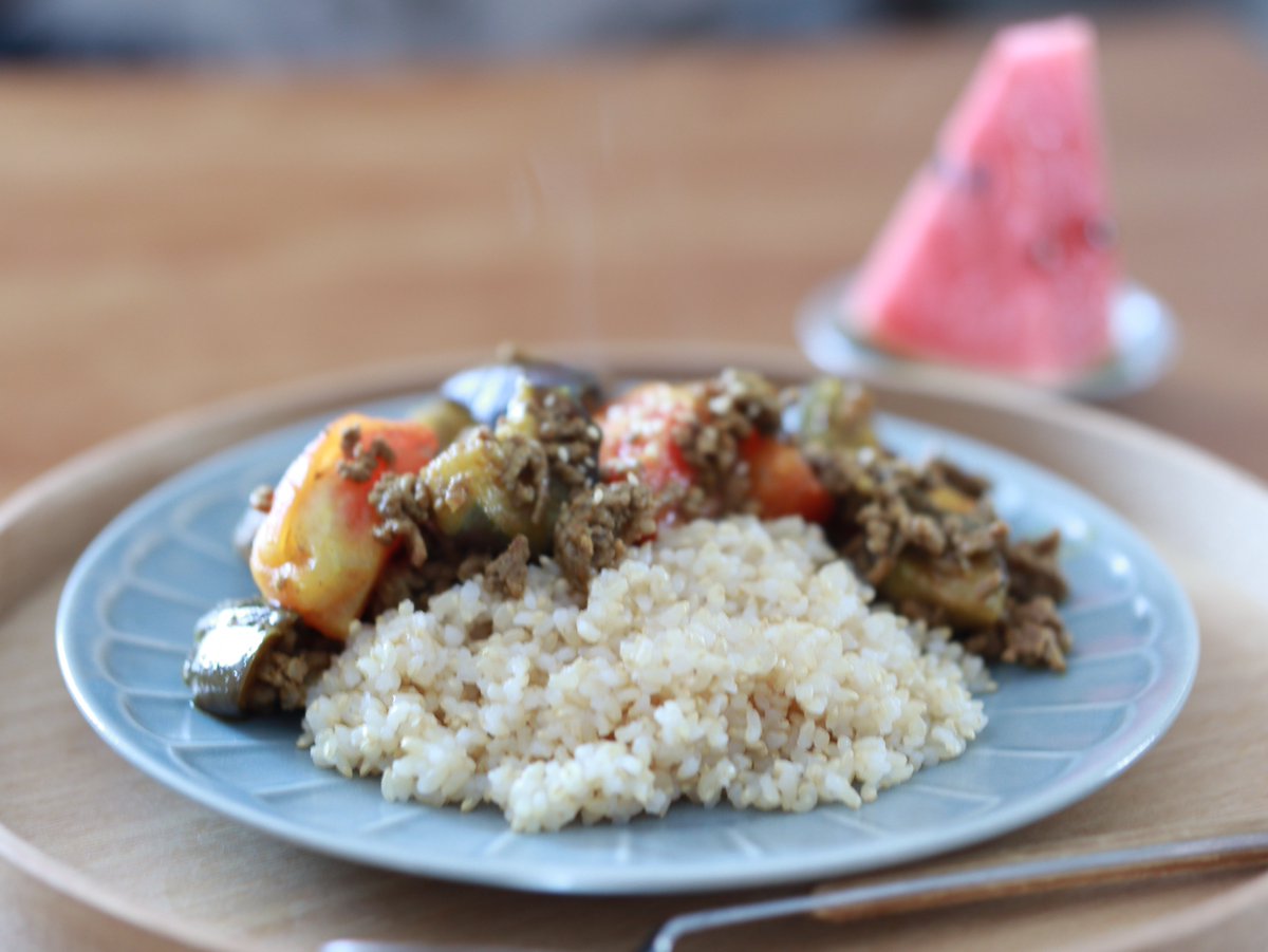NaturalRice_jp's tweet photo. #スイカの日　
本日のまかない「トマトとナスの玄米ドライカレー」
スイカを添えていただきます🍉
#naturalfarming #旬を食べよう #お米好き https://t.co/loudOcvsol