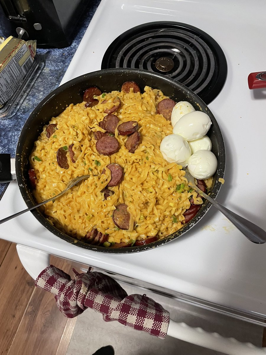 ShaneConrad13's tweet image. Tns supper, pink Buldak noodles mixed with milk, cheese, green onions, boiled eggs and beef sausages 🤤 made by my wife @aprilniego
