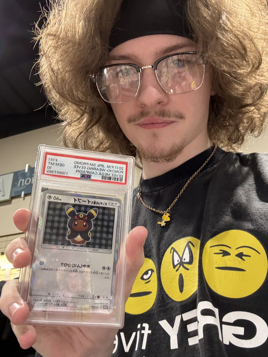 IuckyHD's tweet image. goodbye umbreon poncho, sold him today for $3,000
been with it for 7 years but gotta use it for bigger and better things
psa 1 gold star rayquaza next
