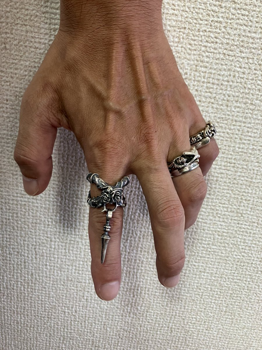 wina1AC's tweet image. lupta早速他のアクセと合わせてみた!😁
一、二枚目は左右で着け方は同じで、薬指のリングだけ変えてるけど、これはどっちも良い!💪
三枚目はindexと、両者をどっちの指に着けるか悩むw😅
四枚目、契約の瞳追加…アリだなw🤣
#Lunowell
#Lilith
#schattenblume
#アトリエ縁
#froidtiedeur