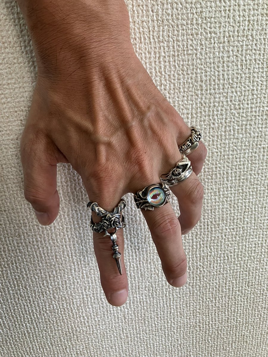 wina1AC's tweet image. lupta早速他のアクセと合わせてみた!😁
一、二枚目は左右で着け方は同じで、薬指のリングだけ変えてるけど、これはどっちも良い!💪
三枚目はindexと、両者をどっちの指に着けるか悩むw😅
四枚目、契約の瞳追加…アリだなw🤣
#Lunowell
#Lilith
#schattenblume
#アトリエ縁
#froidtiedeur
