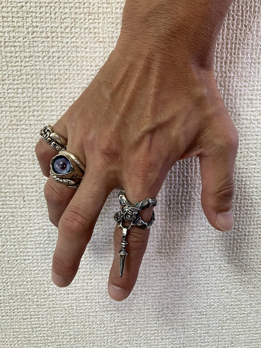 wina1AC's tweet image. lupta早速他のアクセと合わせてみた!😁
一、二枚目は左右で着け方は同じで、薬指のリングだけ変えてるけど、これはどっちも良い!💪
三枚目はindexと、両者をどっちの指に着けるか悩むw😅
四枚目、契約の瞳追加…アリだなw🤣
#Lunowell
#Lilith
#schattenblume
#アトリエ縁
#froidtiedeur