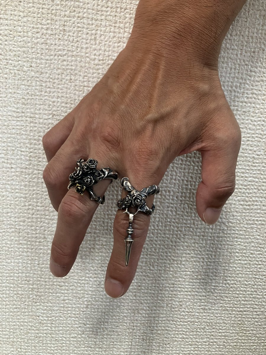 wina1AC's tweet image. lupta早速他のアクセと合わせてみた!😁
一、二枚目は左右で着け方は同じで、薬指のリングだけ変えてるけど、これはどっちも良い!💪
三枚目はindexと、両者をどっちの指に着けるか悩むw😅
四枚目、契約の瞳追加…アリだなw🤣
#Lunowell
#Lilith
#schattenblume
#アトリエ縁
#froidtiedeur