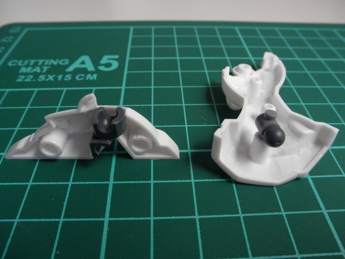 zeriberyuko's tweet image. 旧キット1/144 ガンダムGP01製作記14！横向き軸をPCに通すタイプの足首BJ化。靴底が斜めなのでブロック状パーツを斜めカットして接着、簡単に土台完成。脛側のPCはそのままBJ軸を差込み、これで引き出し式の２段関節の完成！前後左右の自由可動で接地もアップ＾＾
#ガンプラ #旧キット #ガンダム0083