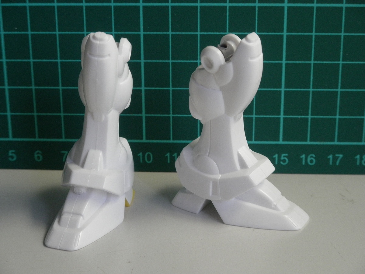 zeriberyuko's tweet image. 旧キット1/144 ガンダムGP01製作記14！横向き軸をPCに通すタイプの足首BJ化。靴底が斜めなのでブロック状パーツを斜めカットして接着、簡単に土台完成。脛側のPCはそのままBJ軸を差込み、これで引き出し式の２段関節の完成！前後左右の自由可動で接地もアップ＾＾
#ガンプラ #旧キット #ガンダム0083