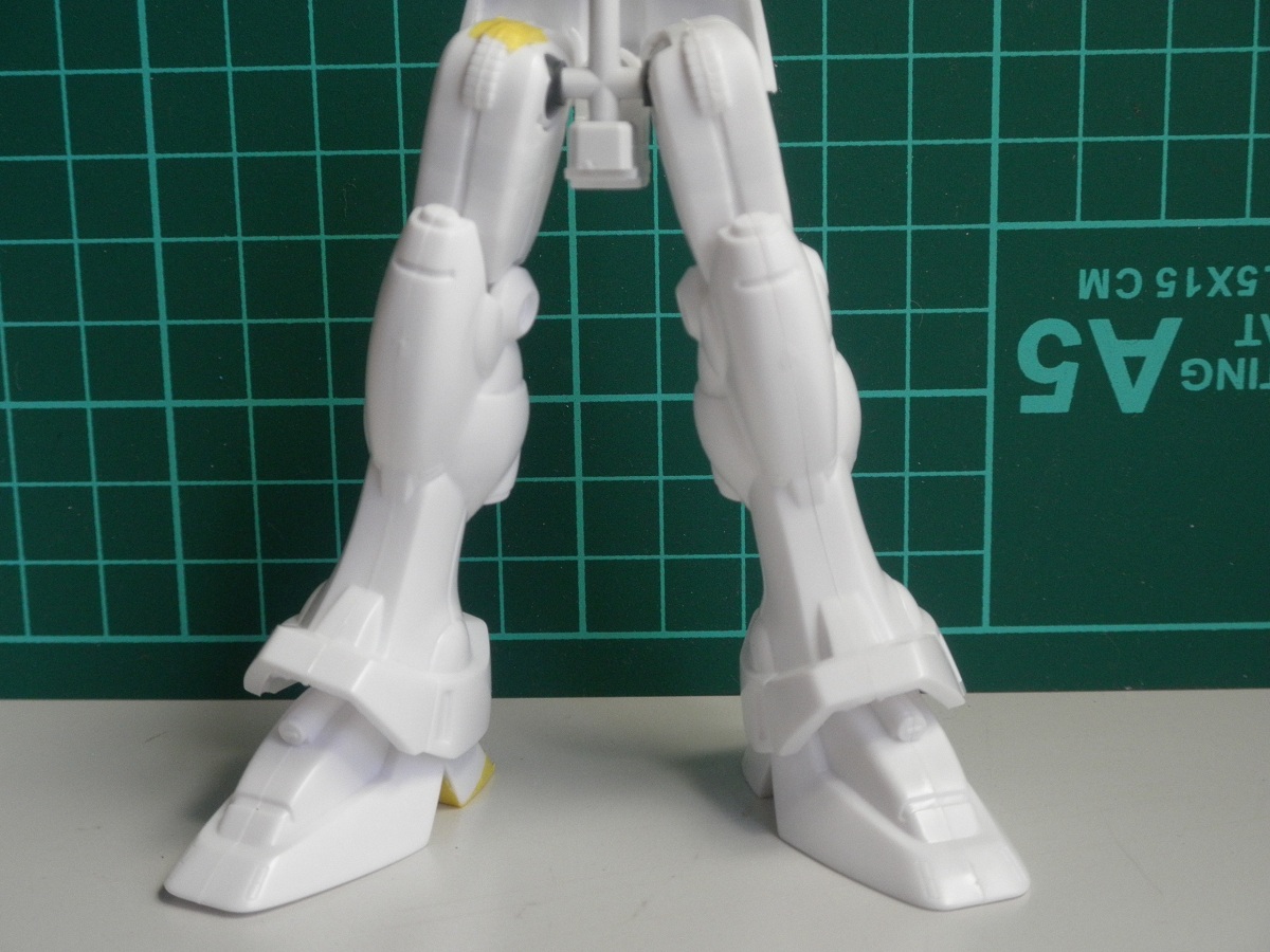 zeriberyuko's tweet image. 旧キット1/144 ガンダムGP01製作記14！横向き軸をPCに通すタイプの足首BJ化。靴底が斜めなのでブロック状パーツを斜めカットして接着、簡単に土台完成。脛側のPCはそのままBJ軸を差込み、これで引き出し式の２段関節の完成！前後左右の自由可動で接地もアップ＾＾
#ガンプラ #旧キット #ガンダム0083
