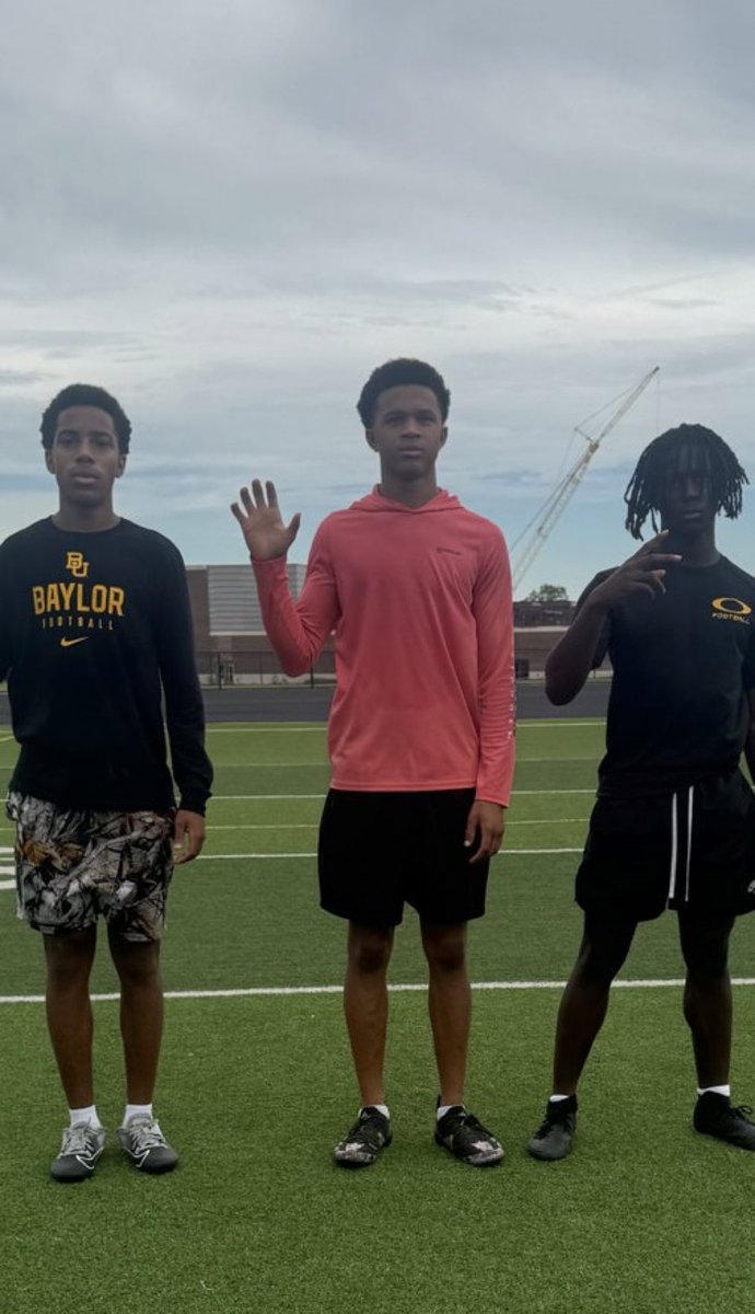 25locksmith's tweet photo. 1% sophomore season loading ….

Got some work with some of my old teammates @GodfreyTierce and @14probl3mz https://t.co/9HbfUZkPxA