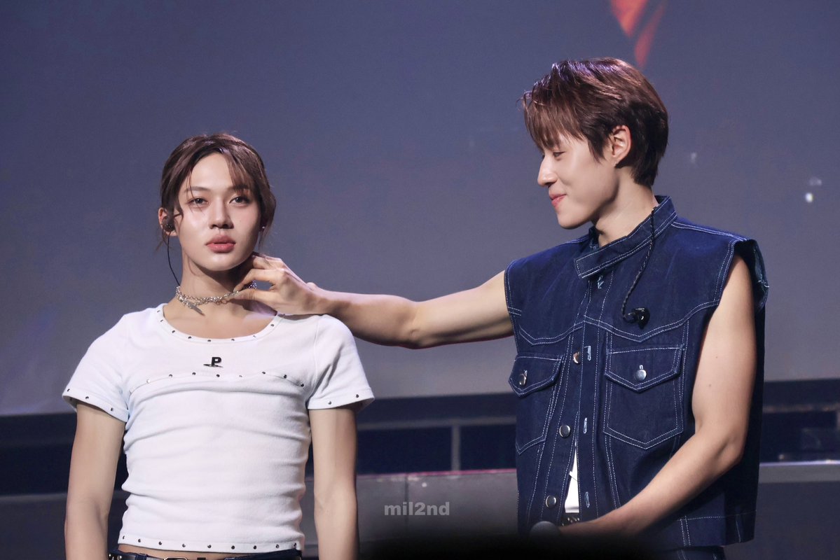 __mil2nd's tweet image. P'Nut fixing Lego's necklace 🫶🏻
#GMMTVMUSICONXJAPAN2025
#GMMTVMUSICONXJAPAN2025D1
#nnutdan #Lego_Repeepong #LYKN