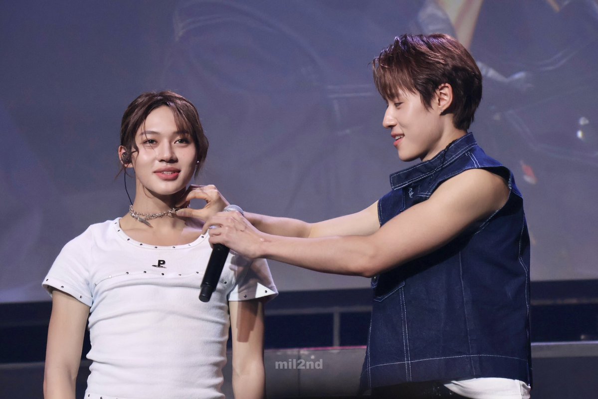 __mil2nd's tweet image. P'Nut fixing Lego's necklace 🫶🏻
#GMMTVMUSICONXJAPAN2025
#GMMTVMUSICONXJAPAN2025D1
#nnutdan #Lego_Repeepong #LYKN