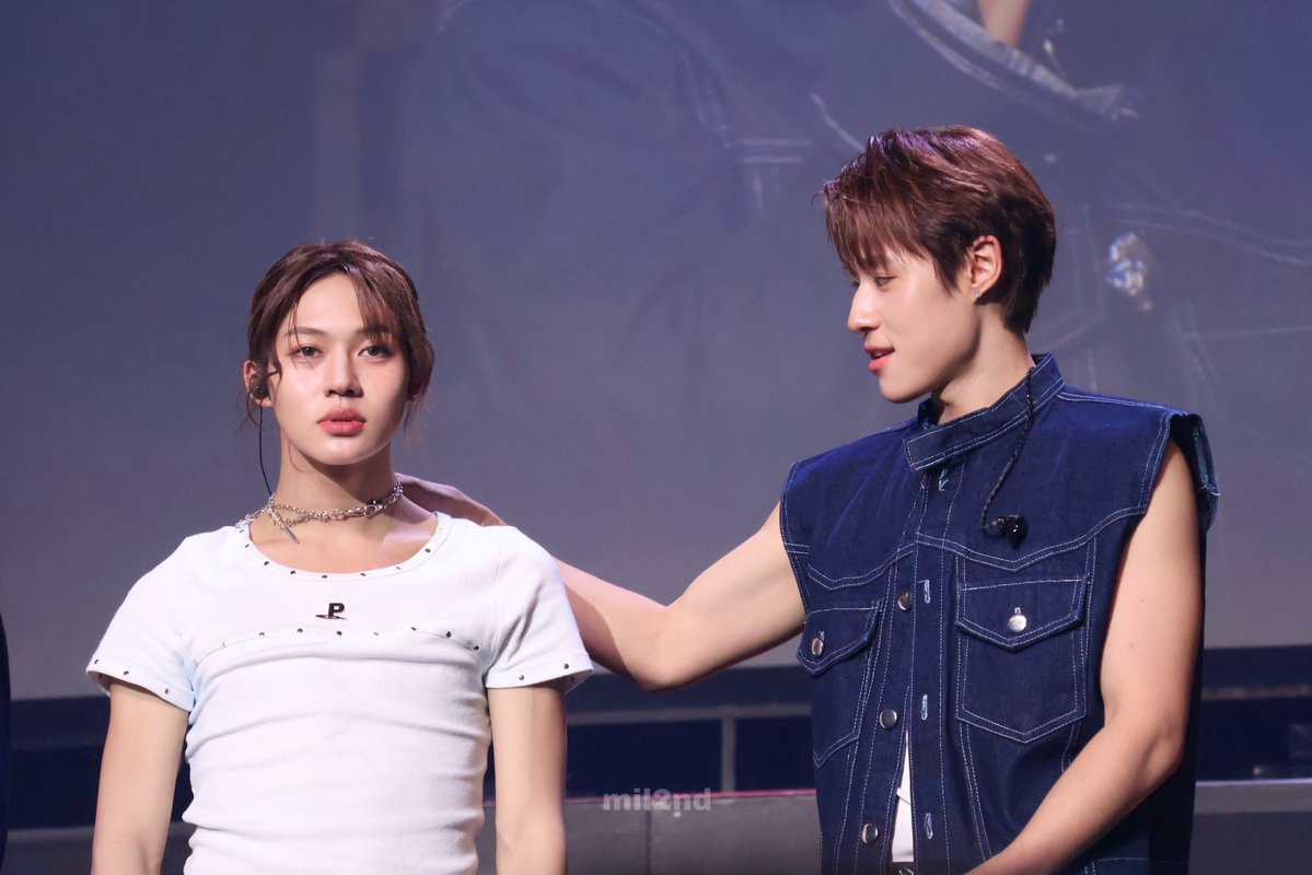 __mil2nd's tweet image. P'Nut fixing Lego's necklace 🫶🏻
#GMMTVMUSICONXJAPAN2025
#GMMTVMUSICONXJAPAN2025D1
#nnutdan #Lego_Repeepong #LYKN