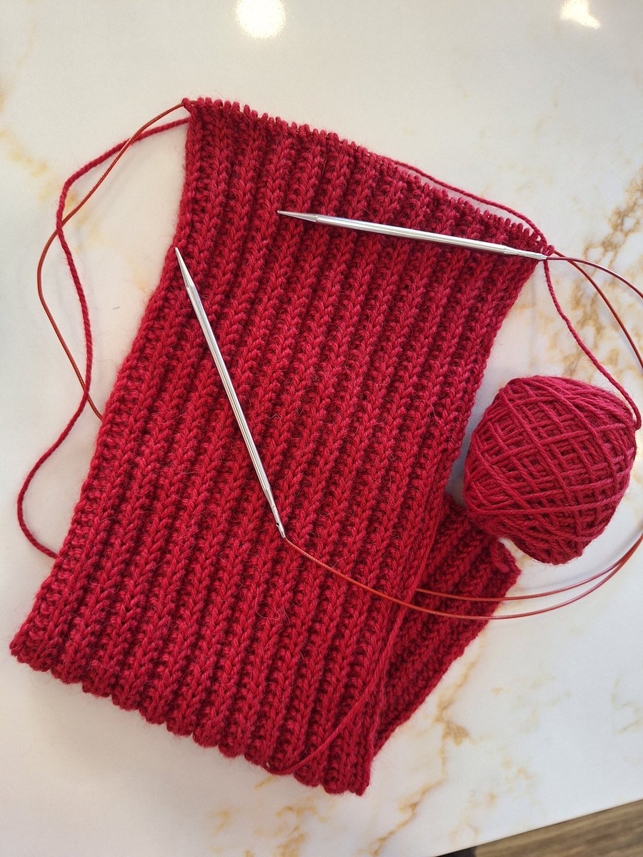 🧶 KNITWEAR RAFFLE 🧶
To celebrate 500 followers on here and Tw/tch, I'm having a knitwear raffle!
The prize will be a handknit scarf like this one, in a color you choose!
To enter:
- follow, like, and repost
- for an extra entry, follow on Tw/tch (comment to lmk!)
More info 👇🏻👇🏻