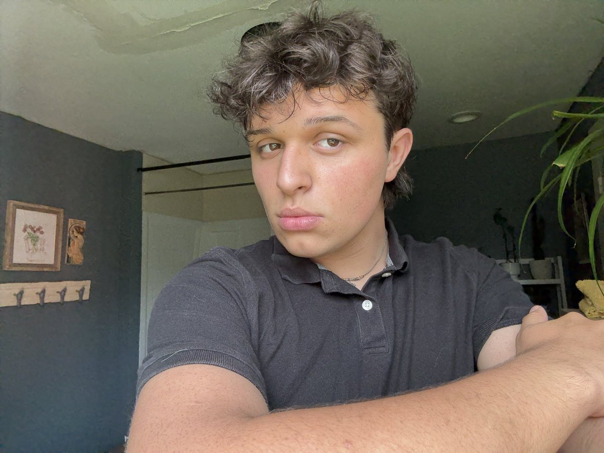 EliOnVenus__'s tweet image. My hair started curling again???? wtffff