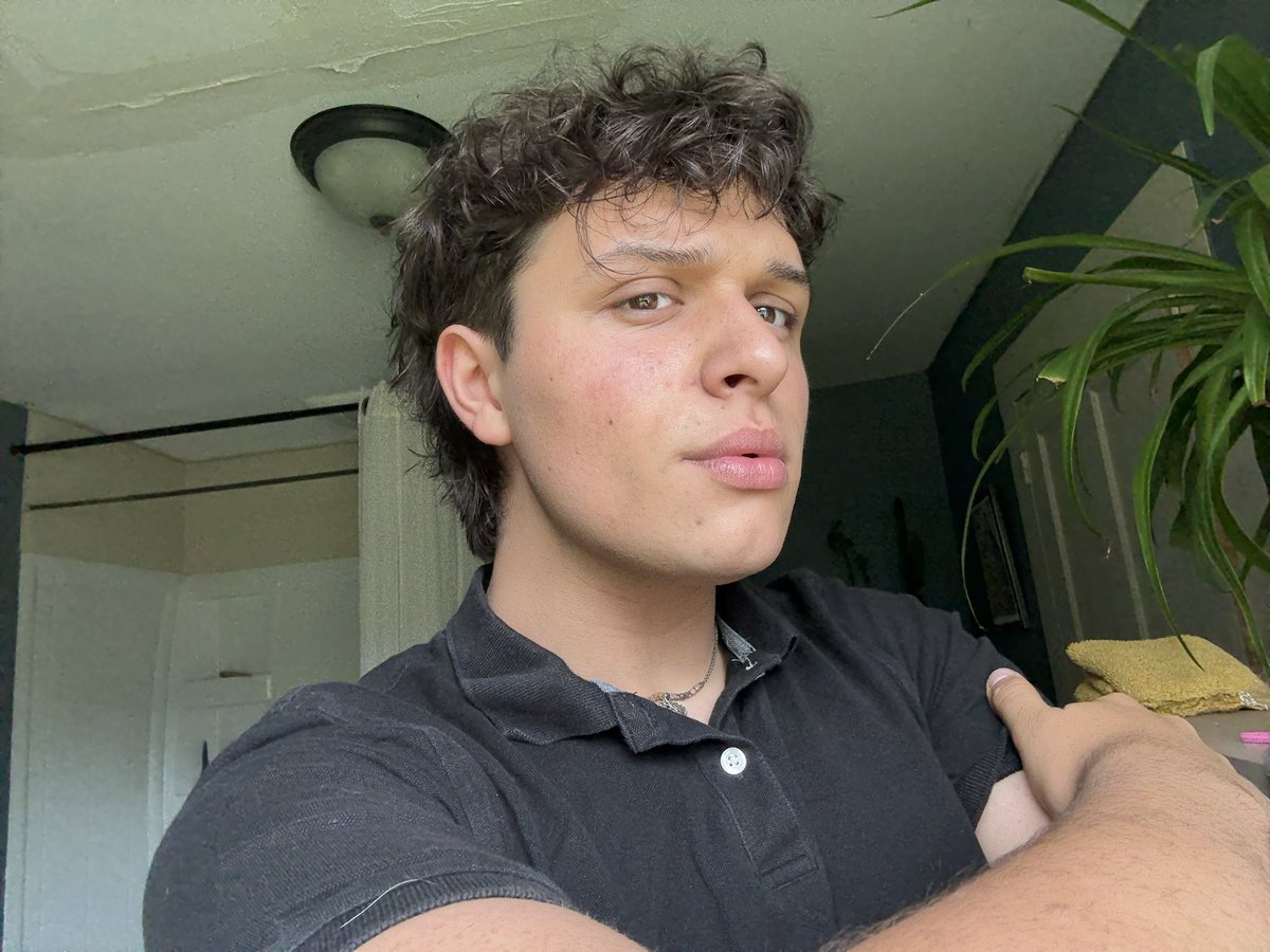 EliOnVenus__'s tweet image. My hair started curling again???? wtffff