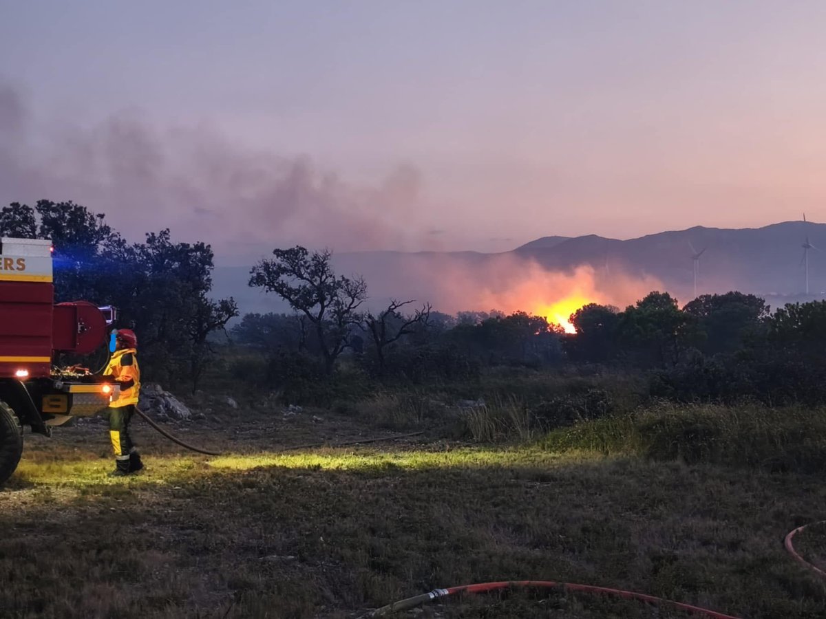MeteoExpress's tweet image. 🔥 L’incendie de Sigean dans l’Aude est toujours actif cette nuit et se dirige vers Port-la-Nouvelle et La Palme. Plus de 600 pompiers sont engagés. (© Alan Lacote)