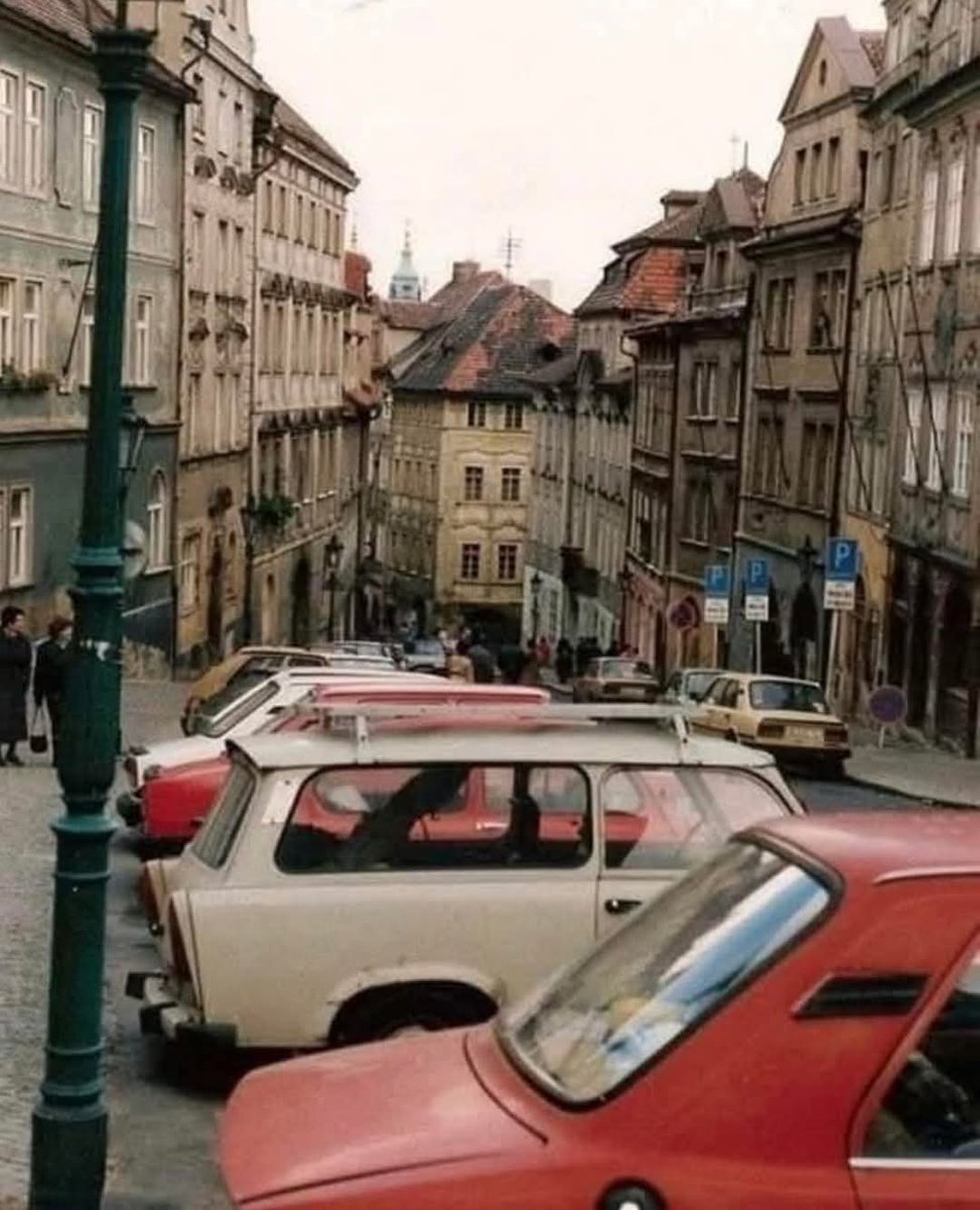 V roce 1982 se po Praze pohybovalo 180 tisíc aut, v roce 1986 už to bylo přes 300 tisíc aut. A už tehdy soudruzi tvrdili, že s auty je problém.

Dnes se po Praze pohybuje už milion aut denně.