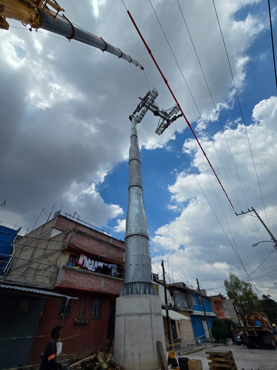 SEMOV_Edomex's tweet image. 🔧🚠 ¡Seguimos avanzando!

Hoy se llevó a cabo con éxito el montaje del poste 6A en la construcción de la nueva Línea 3 del #Mexicable, en el tramo Izcalli–Chamapa.

¡Cada estructura nos acerca más a una movilidad ágil y segura! 💪🚡#ElPoderDeServir
