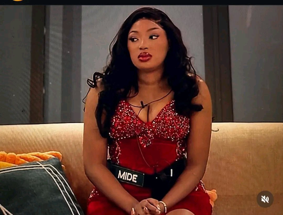 Phina_Perfect's tweet image. Biggie’s camera is really dealing with Mide 🤣🤣🤣🤣 they know she has a reaction for everything 

It’s when she told Bigxoxo that everyone loves giving Nd helping people base on Xoxo’s foundation gist 🤣🤣🤣

🤣🤣🤣🤣🤣 mide will be a case, let’s watch .. 

#BBNaija #BBNaijaS10