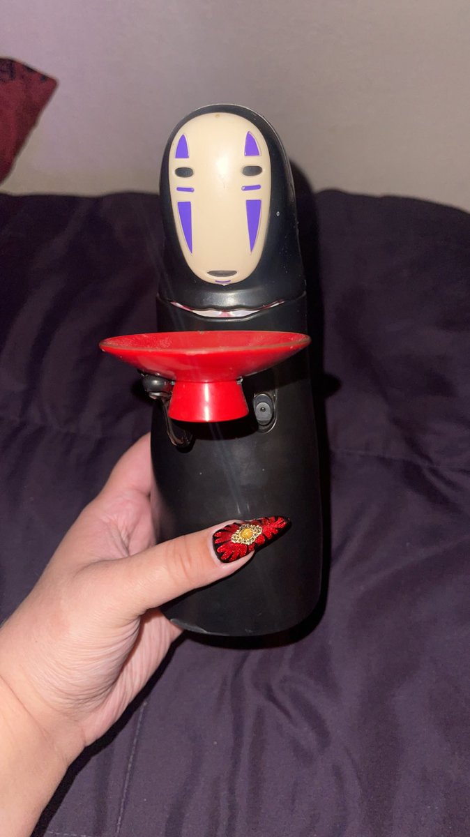 hypnxtizeme's tweet image. my niece woke me up this morning and gave me this birthday gift while laughing and saying “it’s vessel!”