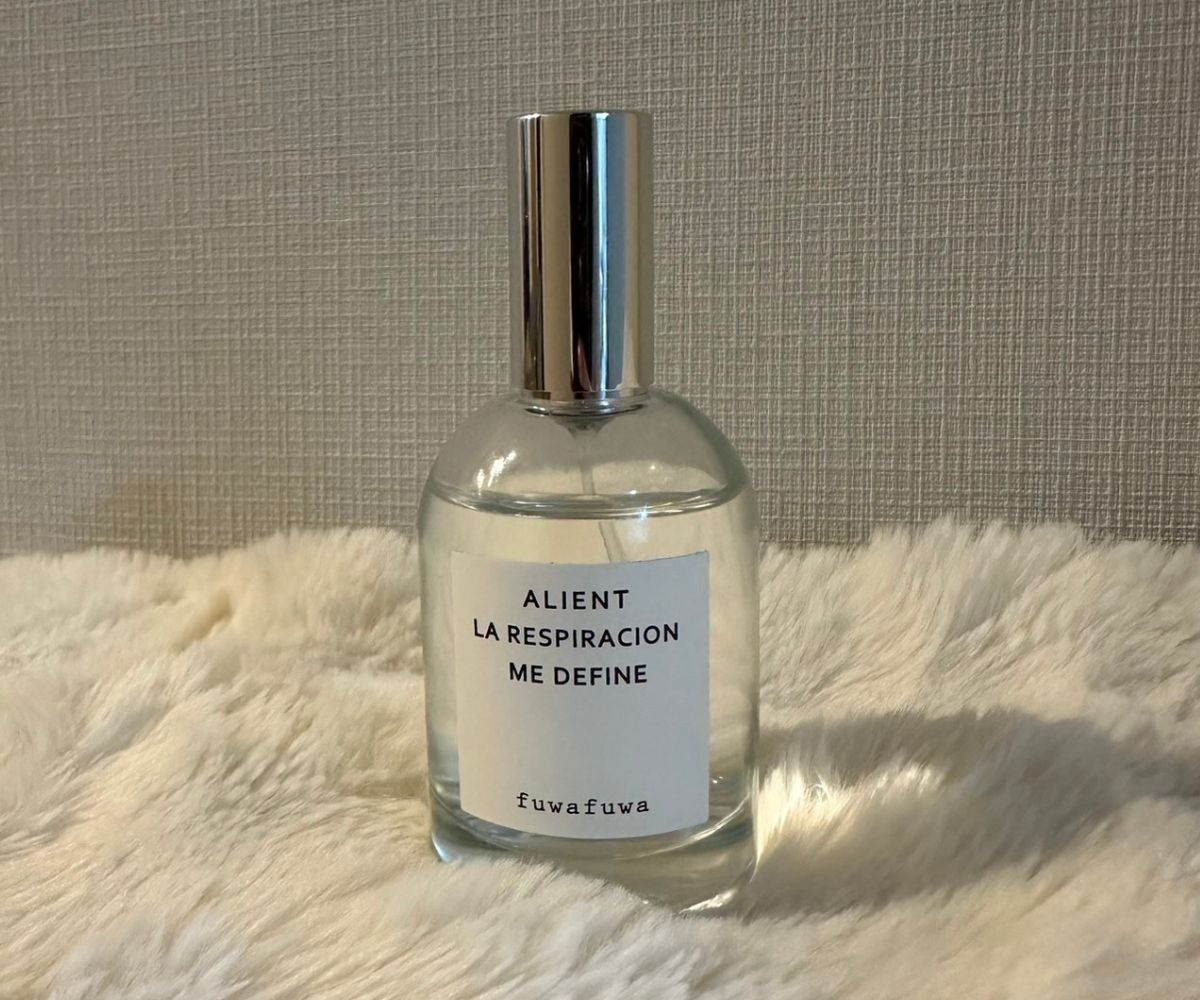 「香りで男落とすとか虫かよ」って思ってた私が、嗅いだ瞬間に沼った。石けんっぽい清潔感にシトラスとフローラルがちょうどよく重なってガチで人類ウケ。サイズもちょうどよくてカバンに常駐してるワイの相棒。